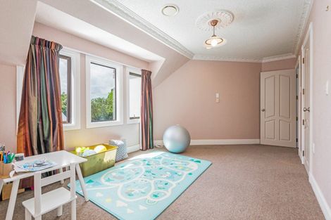 Photo of property in 21 Springdale Grove, Fitzherbert, Palmerston North, 4410