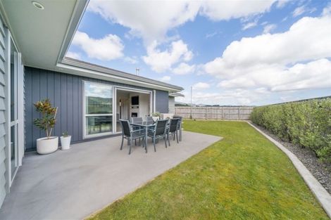 Photo of property in 77 Sunstone Crescent, Timberlea, Upper Hutt, 5018