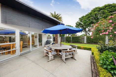 Photo of property in 6 The Oaks, Awapuni, Palmerston North, 4412