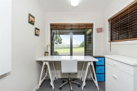 Photo of property in 32 Hanham Road, Kumeu, 0891