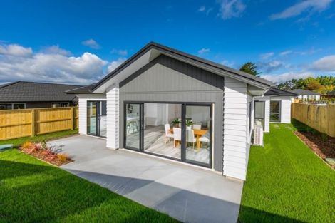 Photo of property in 17 Papa Orchard Drive, Kumeu, 0810