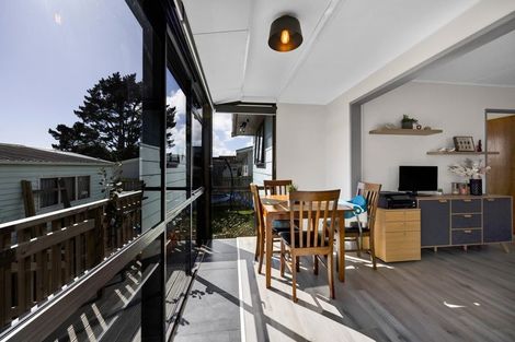 Photo of property in 6a Brixham Place, Merrilands, New Plymouth, 4312