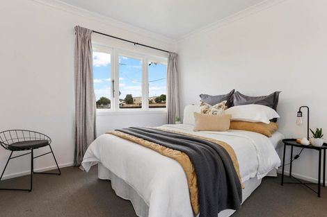 Photo of property in 28 Harbour View Road, Te Atatu Peninsula, Auckland, 0610