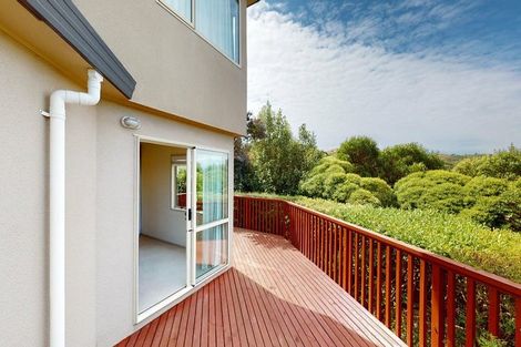 Photo of property in 9 Bennett Grove, Newlands, Wellington, 6037