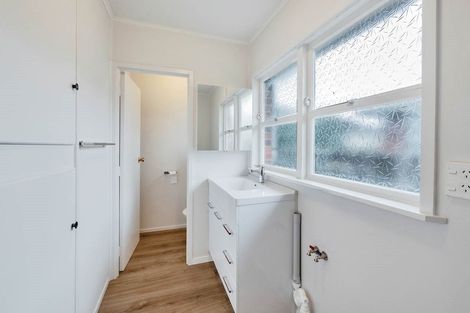 Photo of property in 1/4 Wendell Place, Greenlane, Auckland, 1061