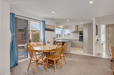 Photo of property in 33 Seabreeze Place, Papamoa Beach, Papamoa, 3118