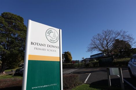 Photo of property in 1/48 Mirrabooka Avenue, Botany Downs, Auckland, 2010