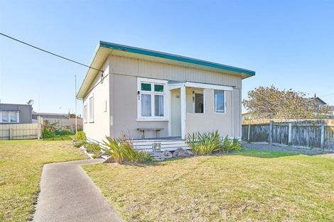 Photo of property in 2 Dawick Street, Foxton Beach, Foxton, 4815