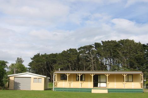 Photo of property in 8 Hennessy Street West, Foxton Beach, Foxton, 4815