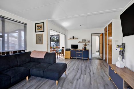 Photo of property in 6a Brixham Place, Merrilands, New Plymouth, 4312