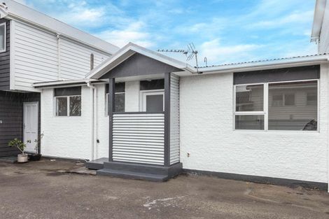 Photo of property in 7c Cheyne Walk, Newlands, Wellington, 6037