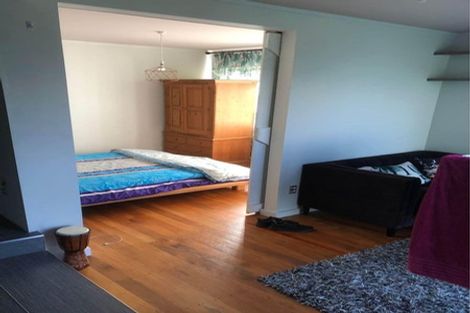 Photo of property in 5 Richmond Road, Mahina Bay, Lower Hutt, 5013