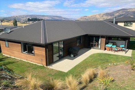 Photo of property in 15 Kirimoko Crescent, Wanaka, 9305