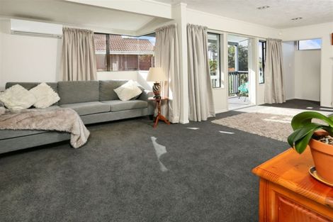 Photo of property in 48 Vintage Drive, Henderson, Auckland, 0612