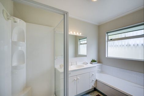 Photo of property in 19 Addington Place, Taradale, Napier, 4112