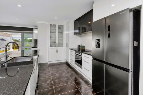 Photo of property in 41 Kaurinui Crescent, One Tree Point, 0118