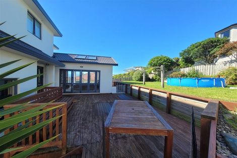 Photo of property in 28 Tamworth Crescent, Newlands, Wellington, 6037