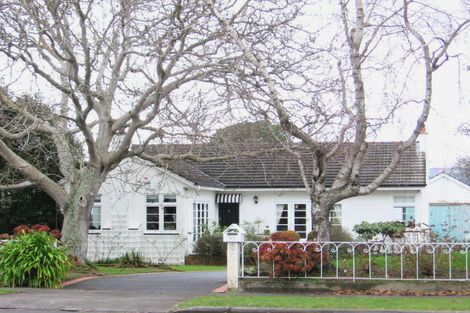 Photo of property in 90 Pahiatua Street, Hokowhitu, Palmerston North, 4410