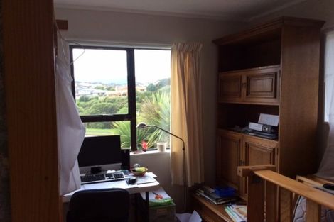 Photo of property in 1 Seagull Place, Whitby, Porirua, 5024