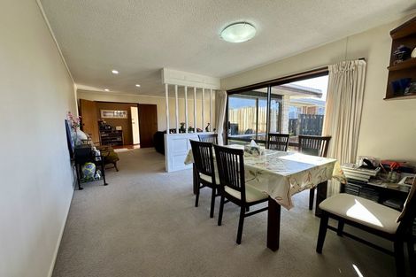 Photo of property in 32 Borrowdace Avenue, Botany Downs, Auckland, 2010