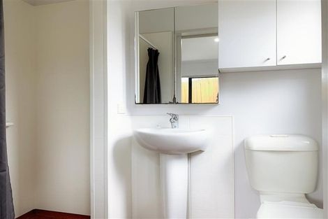 Photo of property in 18 Plumstead Rise, Glen Eden, Auckland, 0602