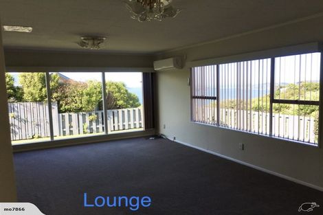 Photo of property in 34 Somes Crescent, Newlands, Wellington, 6037