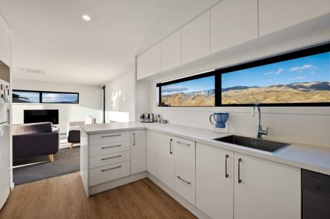 Photo of property in 33 Stratford Drive, Mount Pisa, Cromwell, 9383