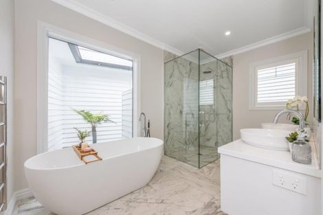 Photo of property in 32 Karoro Road, One Tree Point, 0118