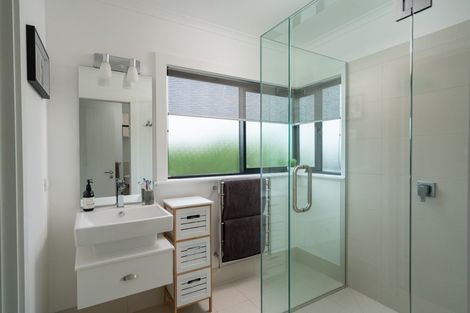 Photo of property in 20 Pukenamu Road, Rainbow Point, Taupo, 3330