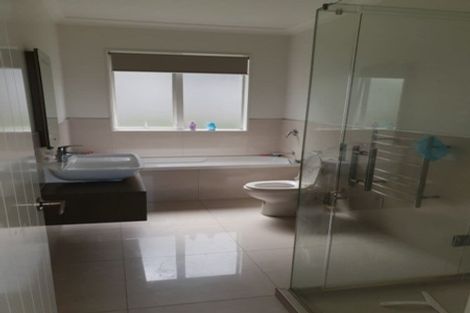 Photo of property in 106 Lake Panorama Drive, Henderson Valley, Auckland, 0612