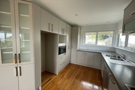 Photo of property in 28 Brooker Grove, Newlands, Wellington, 6037