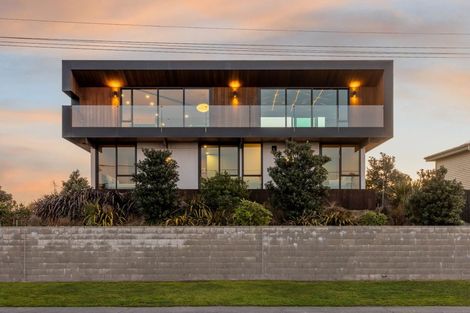 Photo of property in 320 Marine Parade, New Brighton, Christchurch, 8061