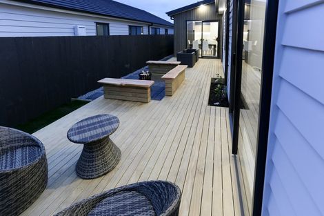 Photo of property in 12 Tarras Road, Kumeu, 0810