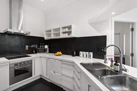 Photo of property in The Villas, 3/33 Hobson Street, Thorndon, Wellington, 6011