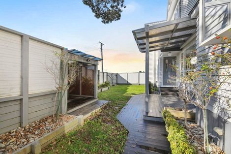 Photo of property in 19 Beach Road, Mellons Bay, Auckland, 2014