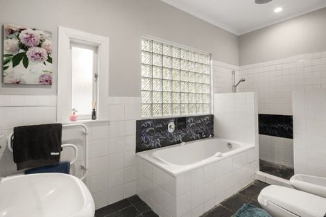 Photo of property in 72 Maida Vale Road, Roseneath, Wellington, 6011