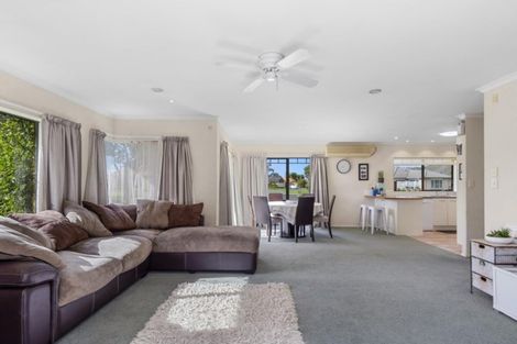 Photo of property in 25 The Gardens Drive, Papamoa Beach, Papamoa, 3118