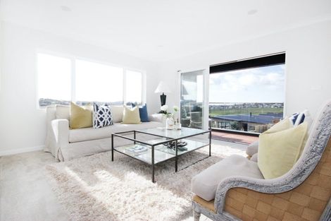 Photo of property in 16 Skulander Crescent, Orewa, 0931