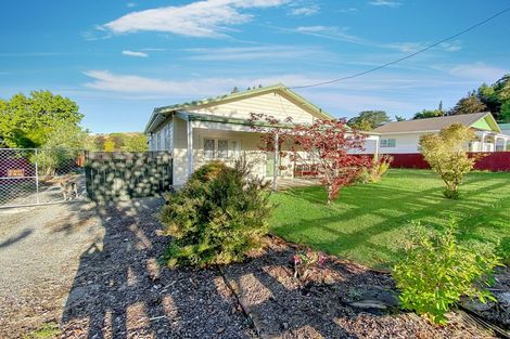 Photo of property in 10 Paraekaretu Street, Hunterville, 4730