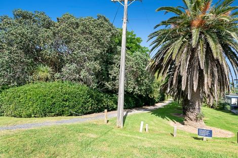 Photo of property in 25a Tindalls Bay Road, Tindalls Beach, Whangaparaoa, 0930