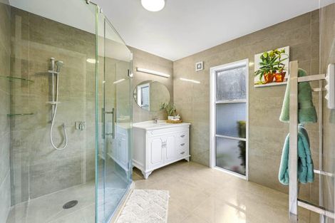 Photo of property in 1/5 Colmar Road, Mellons Bay, Auckland, 2014