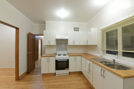 Photo of property in 32 Te Atatu Road, Te Atatu South, Auckland, 0610