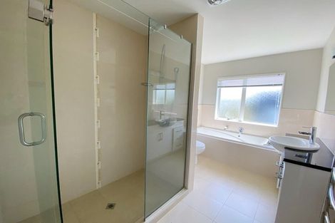 Photo of property in 11 Lakeridge Close, Northcross, Auckland, 0632