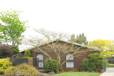 Photo of property in 32 Clivedon Place, Redwood, Christchurch, 8051