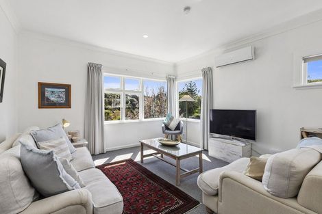 Photo of property in 15 Glanmire Road, Newlands, Wellington, 6037