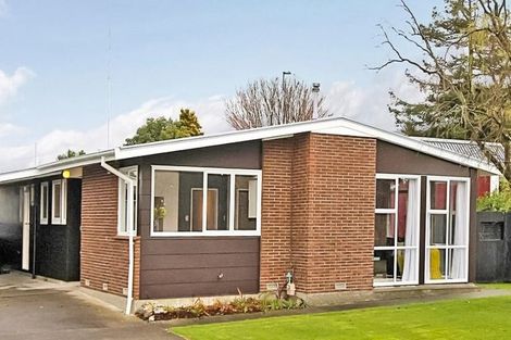 Photo of property in 2 Rakino Place, Awapuni, Palmerston North, 4412