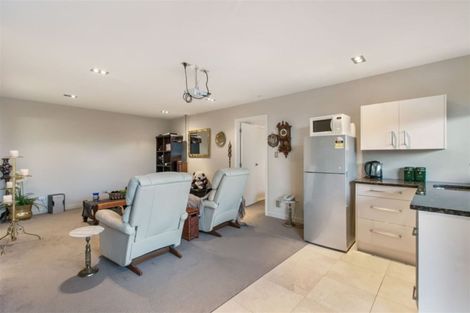 Photo of property in 5a Bernleigh Terrace, West Harbour, Auckland, 0618