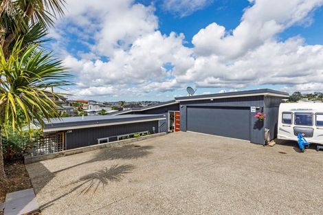 Photo of property in 70 Rising Parade, Fairview Heights, Auckland, 0632