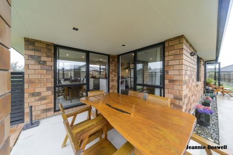 Photo of property in 35 Chestnut Close, Kelvin Grove, Palmerston North, 4414
