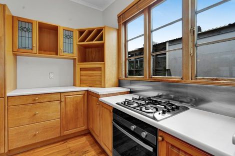 Photo of property in 35 Belt Road, Moturoa, New Plymouth, 4310